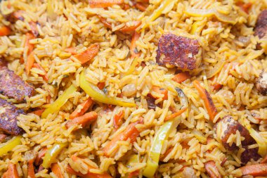 Sebzeli ve paneer soslu basmati pilavı.