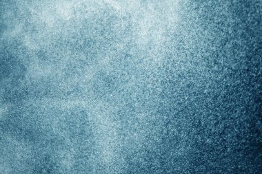 Siyah arkaplanda mavi su damlaları