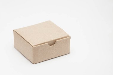 Seçici odaklı beyaz arkaplanda kapalı karton kutu