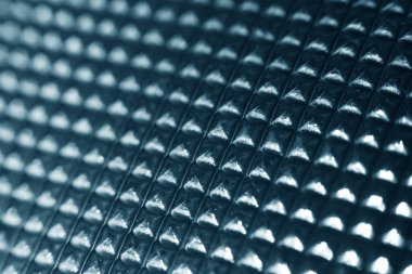 Tekrarlanan şablon ve sığ alan derinliğine sahip koyu arkaplan