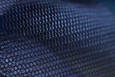 Koyu mavi tel örgü ile sığ alan derinliği