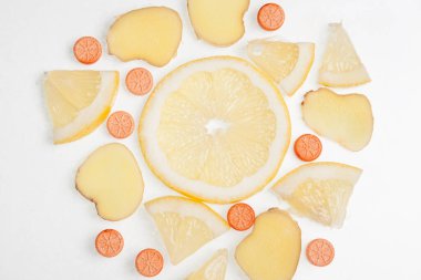 Zencefil ve hapla dilimlenmiş limon 