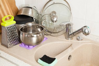 Yıkanmış mutfak aletlerinin kapanışı