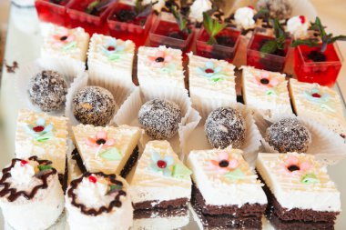 Resepsiyona yakın tatlı topları ve seçici odaklı pastalar