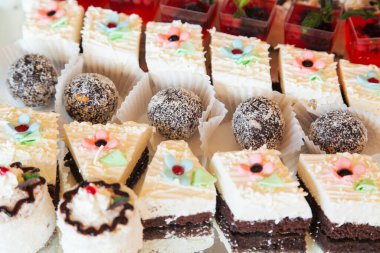 Resepsiyona yakın tatlı topları ve seçici odaklı pastalar