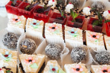 Seçici odaklı tatlı topları ve kekleri karşıla