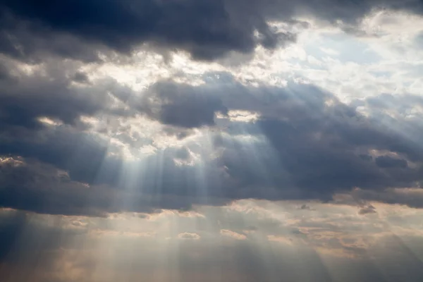 Bewölkter Blauer Himmel Mit Sonnenstrahlen — Stockfoto