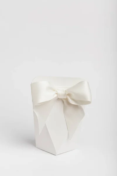 Κουτί Σχήμα Διαμαντιού Κορδέλα Λευκό — Φωτογραφία Αρχείου