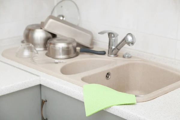Grön Tvättlapp Diskbänken Med Suddiga Tvättade Köksredskap — Stockfoto