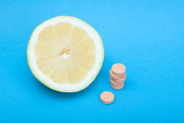 Limão Com Pilha Comprimidos Laranja Foco Seletivo — Fotografia de Stock