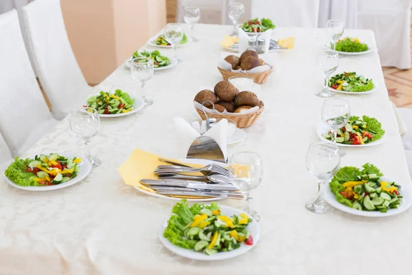 Tafel Geserveerd Met Saladeschotels Voor Personen Met Selectieve Focus — Stockfoto