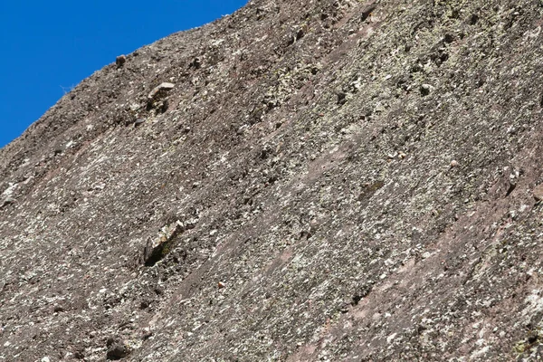 Montagne Ensoleillée Avec Ciel Bleu Mise Point Sélective — Photo