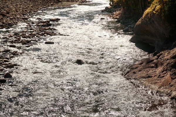 Aguas Blancas Iluminadas Por Sol Del Río Montaña Con Enfoque — Foto de Stock