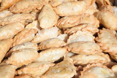 Seçici odaklı taze samosa çörekleri.