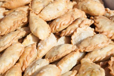 Seçici odaklı taze samosa çörekleri.