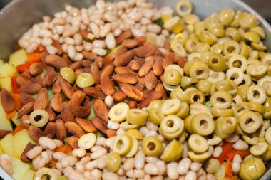 Badem ve zeytinlerle sabzi 'nin yakın çekimi