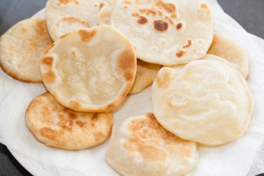 Tabakta bir demet kızarmış bhatura