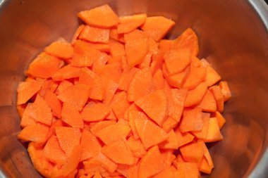 Kavanozda doğranmış havuç.