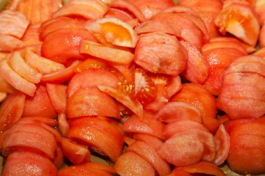 Seçici odaklı soyulmuş ve doğranmış taze domatesler