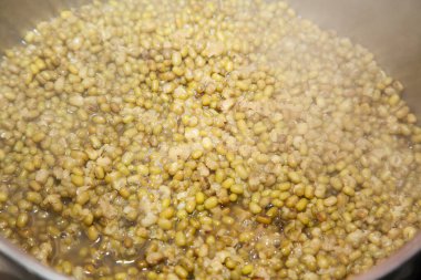 Kaynayan yeşil mung fasulyelerine yakın çekim