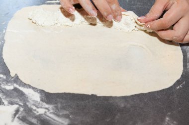 Peynir dolgulu ince hamurlu eller 