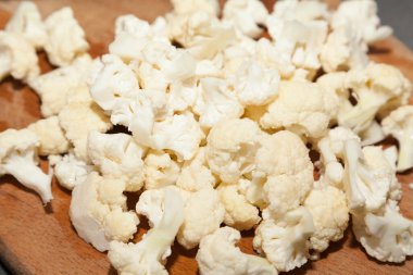 Seçici odaklı kesilmiş beyaz karnabahara yakın çekim