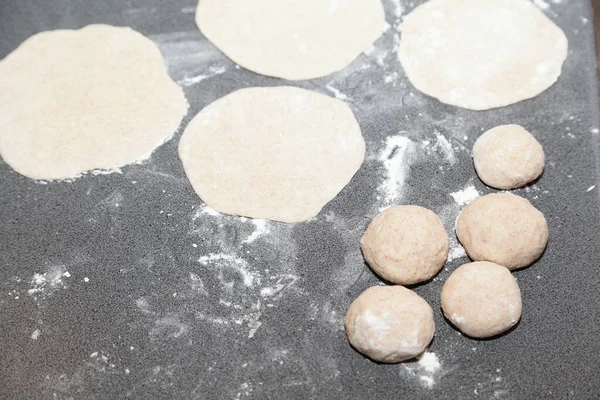 Mazzo Pasta Farina Focacce Sul Tavolo — Foto Stock