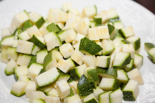 Nahaufnahme Von Gehackten Zucchini Auf Teller — Stockfoto