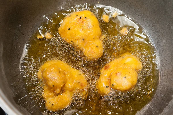 Closeup Cauliflower Pakoras Frying Oil — Stock Photo, Image