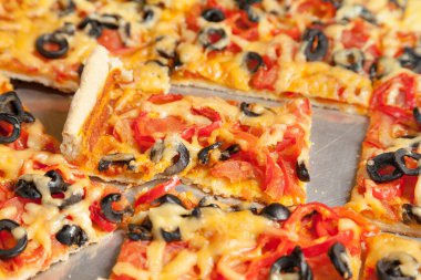 Seçici odaklı vejetaryen pizza dilimi. 