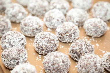 Hindistan cevizli tatlı burfi ziyafetleri seçici bir odak ile