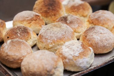 Taze pişmiş kepekli ekmekli ekmek.