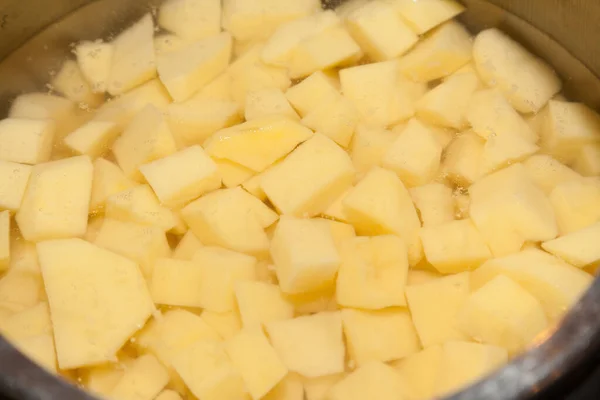 Крупним Планом Подрібнену Картоплю Під Водою Сковороді — стокове фото