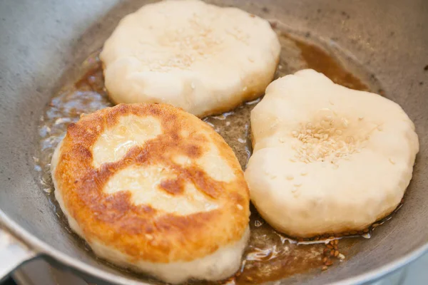 Cuisson Des Bhaturas Dans Une Poêle — Photo