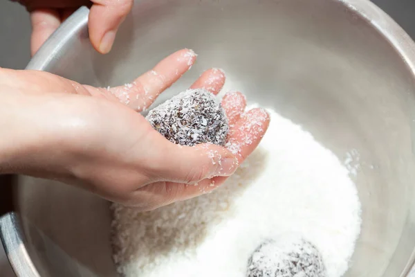 Hindistan cevizli burfi toplarını hindistan cevizli cipsle kaplamak