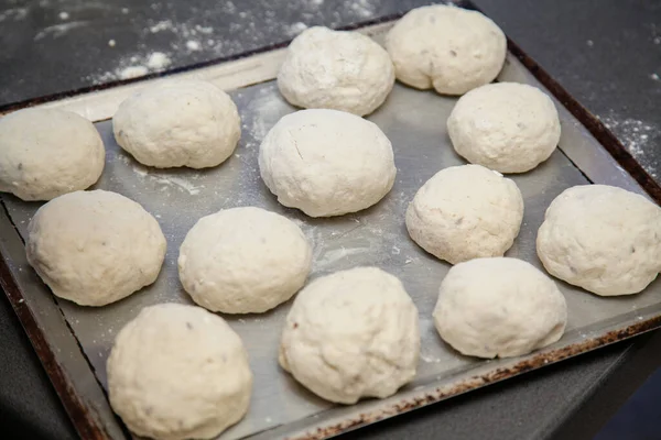 Bakken Van Volkoren Broodjes — Stockfoto