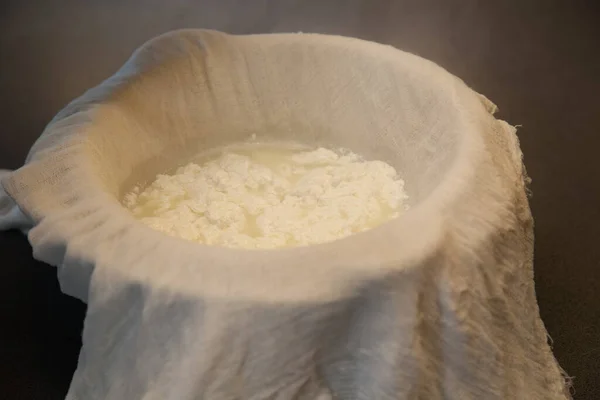 Paneer peynirini süte katlıyor Gazlı bezle dürtüyor