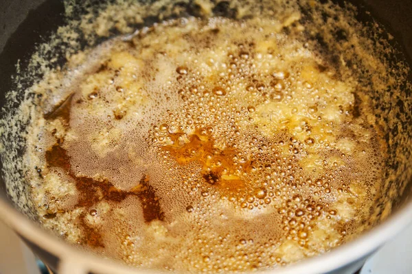 在铸铁锅中配制融化黄油团的工艺条件 — 图库照片