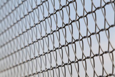 Seçici odaklı tel örgülerin yakınlaştırılması