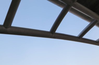 Mavi gökyüzüne karşı koyu endüstriyel çelik yapı