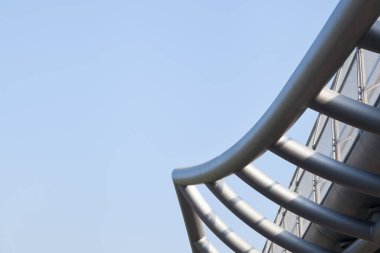 Mavi gökyüzüne karşı soyut sanayi çelik yapısı