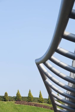 Bulanık yeşil parklı endüstriyel çelik yapı