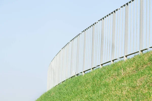 緑の草と青い空のスチールガード — ストック写真