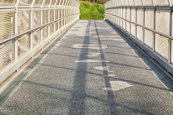 Yeşil çimenli günışığı metali geçidi