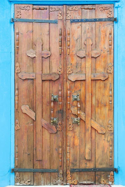 正統派の十字架を持つ古い木製の扉 — ストック写真