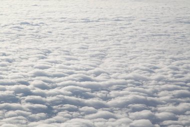 Beyaz kabarık bulutların havadan görünüşü