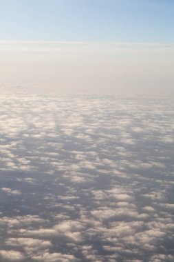 Mavi gökyüzü ile beyaz bulutların havadan görünüşü