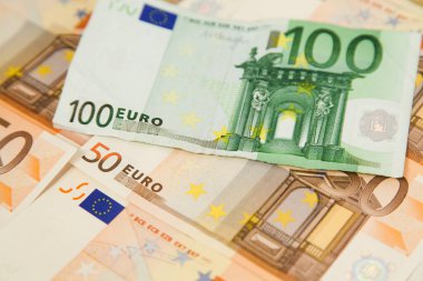 Para arka planında 100 avroluk banknotun kapanışı