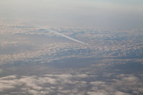 Κάτοψη Του Ιπτάμενου Επιβατικού Αεροπλάνου Στον Ουρανό — Φωτογραφία Αρχείου