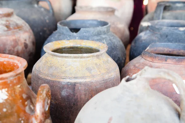 Fechar Cacho Jarros Cerâmicos Velhos Com Foco Seletivo — Fotografia de Stock